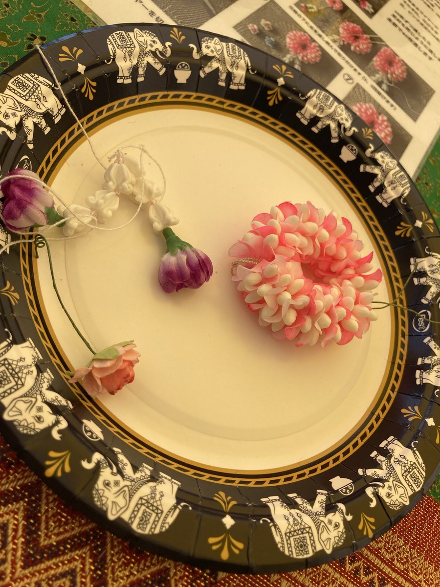 jun_opera's tweet photo. そいえば大阪のタイフェスにも行きました。プアンマーライってお花のアクセサリーと果物を模した緑豆の練り切りのお菓子を作ったよ😄 https://t.co/PS2pqUNA1j