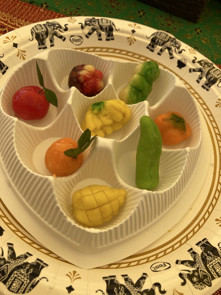 jun_opera's tweet photo. そいえば大阪のタイフェスにも行きました。プアンマーライってお花のアクセサリーと果物を模した緑豆の練り切りのお菓子を作ったよ😄 https://t.co/PS2pqUNA1j