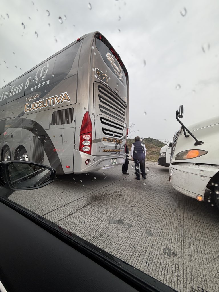 JosekarlosGS's tweet photo. @CAPUFE en serio no pueden hacer que se orillen para agilizar la circulación #autméxicoquerétaro https://t.co/kfgP1QS3T6