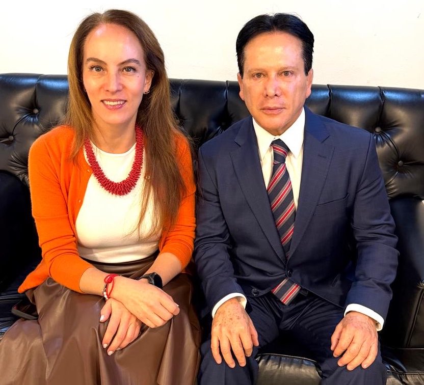 DanielAceves84's tweet photo. Un gusto saludar en el evento a las leyendas del fútbol femenil y varonil: Alicia Vargas “La Pelé” y Francisco Javier “El Abuelo” Cruz @abuelocruz14. Ademas de @GabyCuevas Representante del Gobierno de México para la Copa Mundial FIFA 2026. https://t.co/6up6UhSqpi