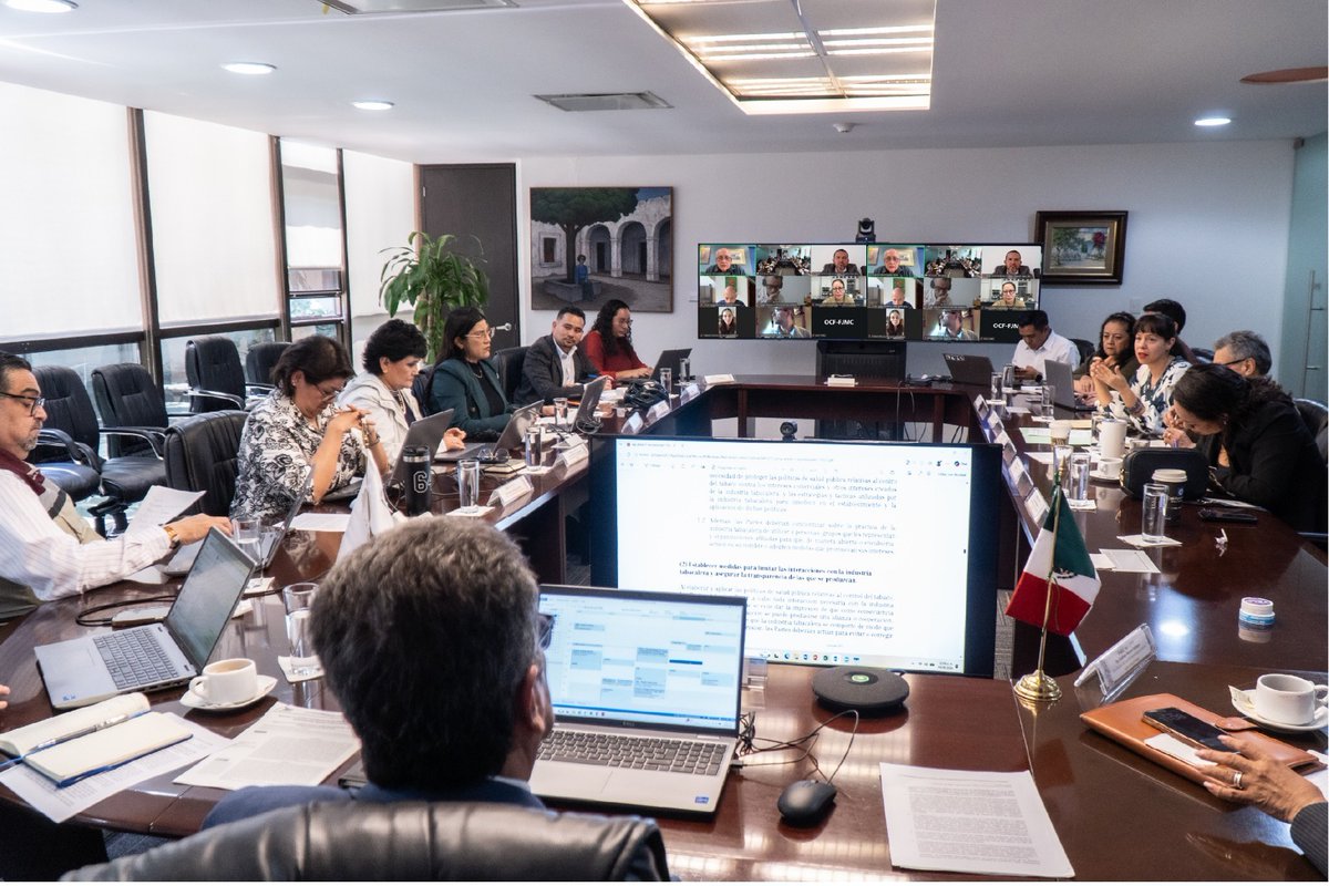 COFEPRIS's tweet photo. El comisionado federal, Dr. Víctor Hugo Borja Aburto, encabezó una reunión técnica sobre políticas regulatorias de tabaco, acompañado de su equipo de trabajo, titulares de las comisiones Manejo y Evidencia de Riesgos, Mtra. Esther Díaz; Operación Sanitaria, Dr. Carlos Alberto Aguilar; y de la Coordinación General del Sistema Federal Sanitario, Dra. Rosa Aurora Azamar Arimendim y la Qca. Maritza Villanueva Pérez, en representación de la comisionada de Fomento Sanitario, Dra. Giota Panopoulou;
Por parte de instituciones académicas, de investigación y organizaciones de la sociedad civil, asistió la coordinadora del Comité Interinstitucional para la Lucha contra el Tabaco, Dra. Guadalupe Ponciano Rodríguez; del Instituto Nacional de Enfermedades Respiratorias (INER), el Dr. Rogelio Pérez-Padilla; del Instituto Nacional de Salud Pública (INSP), el Dr. Inti Barrientos Gutiérrez; de la Coalición México Salud-Hable, Juan Núñez Guadarrama; de Campaign for Tobacco-Free Kids, Valentina Ochoa Vivanco y Patricia Sosa; de Polithink, Adriana Rocha Camarena; del Instituto del Sur Urbano, José Arévalo Lomelí; de Servicios a la Juventud, A.C. (SERAJ), Noel de Jesús González Mendoza; de Salud Justa Mx, Yahaira Ochoa Ortiz y Erick Antonio Ochoa; así como Gustavo Soñora y Jorge Vega Cárdenas de Vital Strategies.
Derivado de los acuerdos, se estableció un grupo multidisciplinario de trabajo para compartir evidencia científica y desarrollar propuestas regulatorias y de fomento sanitario en materia de tabaco, vapeadores y otros productos emergentes de nicotina, en favor de la protección de la salud pública.