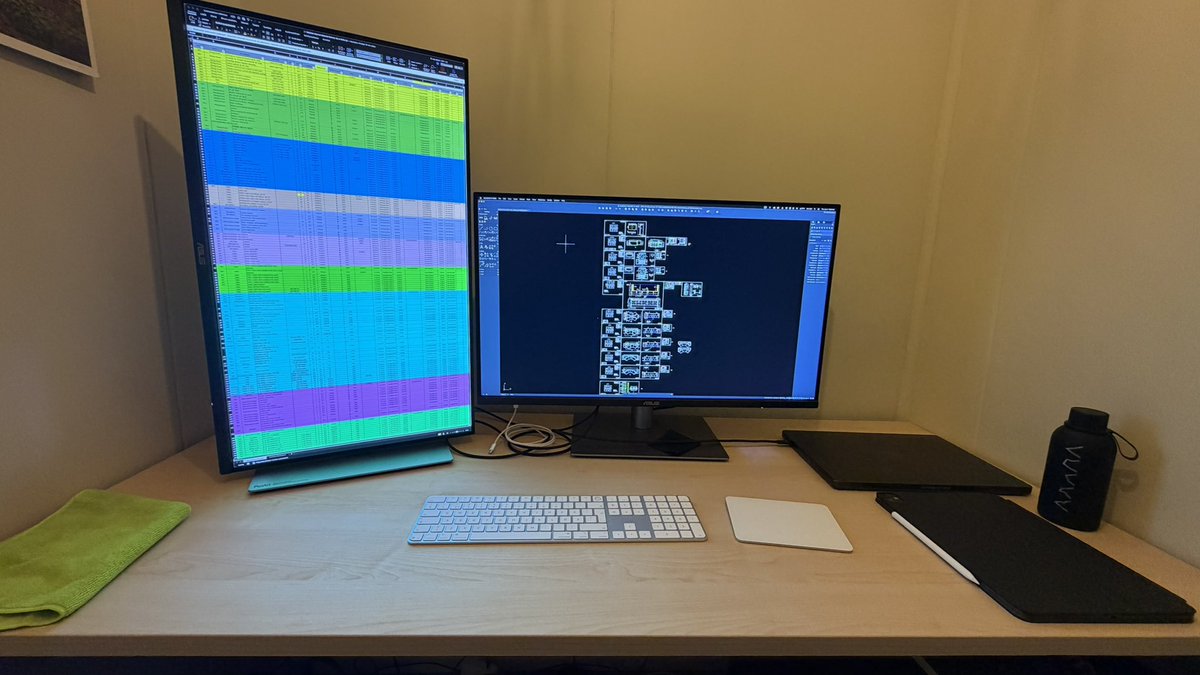 karranto's tweet photo. Alkaa olemaan kodin työpiste  kohta valmis. Siinä on kaksi Asuksen 6K näyttöä ja Macbook Pro M5 Max. 
Yhdellä piuhalla kaksi näyttöä ja läppärin lataus. 😊 https://t.co/k6av9ypuR0