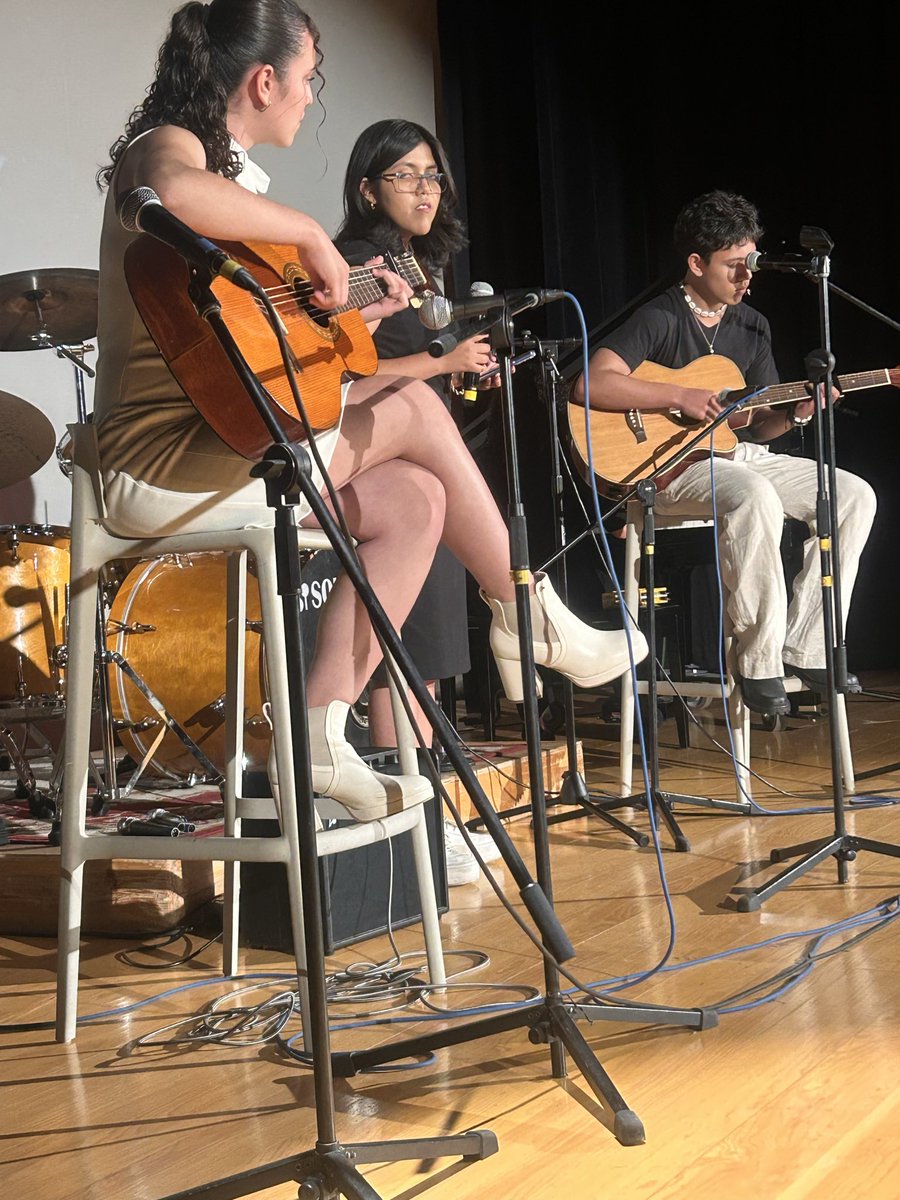 PrepasUPAEP's tweet photo. Día 2 de Festival Alas 🎭🎶🎨

La creatividad sigue tomando el escenario. Entre música, arte y talento, nuestros https://t.co/ir3ZH6jzmX