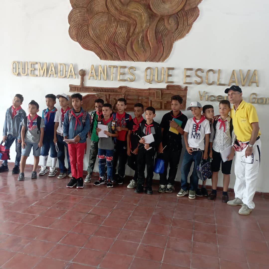 maricelarosa00's tweet photo. #dgelastunas 
Los pioneros rememoran pasajes de nuestra historia en visita a tarjas, museos, monumentos y lugares de interés históricos en el municipio 
#opjmlastunas 
#CubaViveEnSuHistoría https://t.co/ilVqg6fcMM