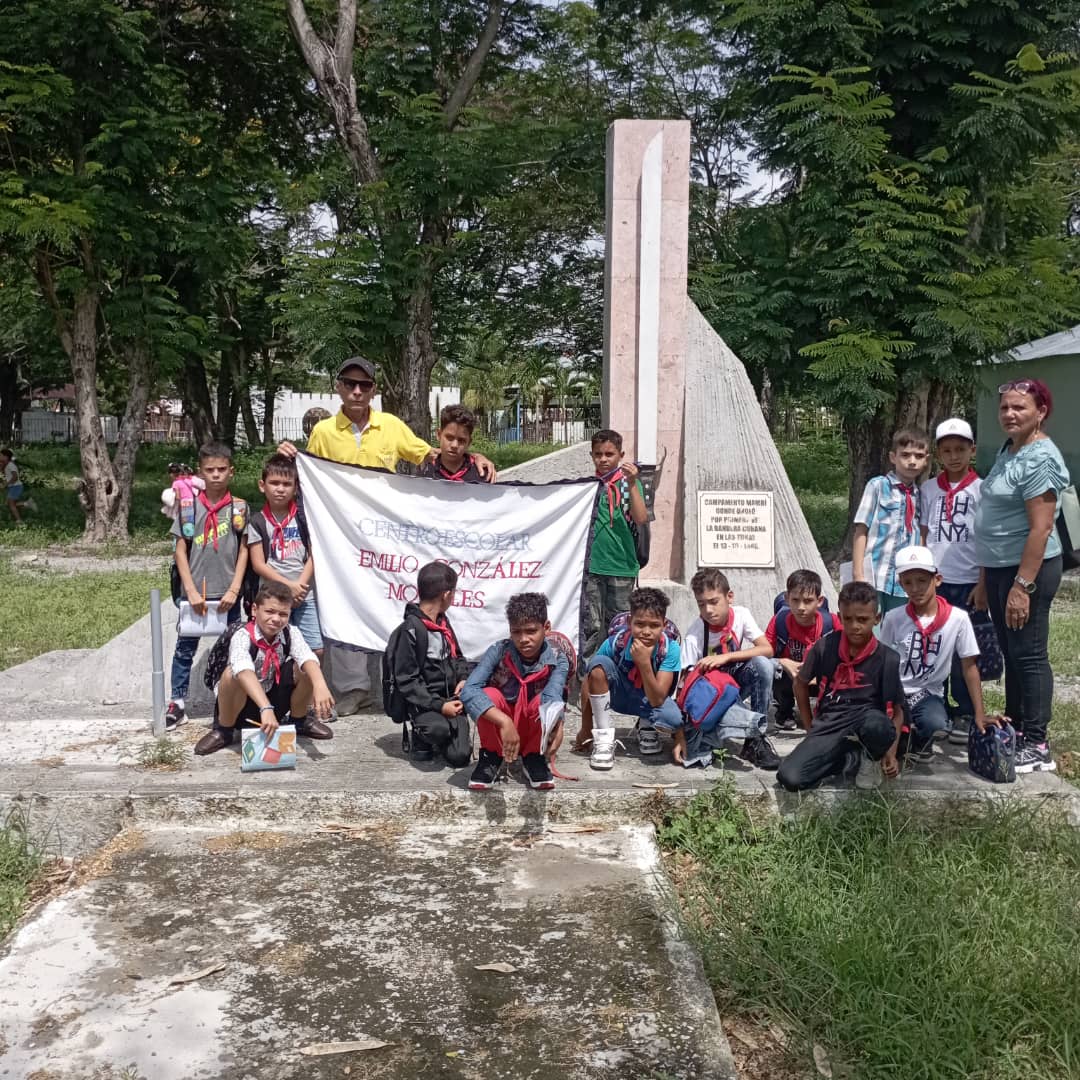 maricelarosa00's tweet photo. #dgelastunas 
Los pioneros rememoran pasajes de nuestra historia en visita a tarjas, museos, monumentos y lugares de interés históricos en el municipio 
#opjmlastunas 
#CubaViveEnSuHistoría https://t.co/ilVqg6fcMM