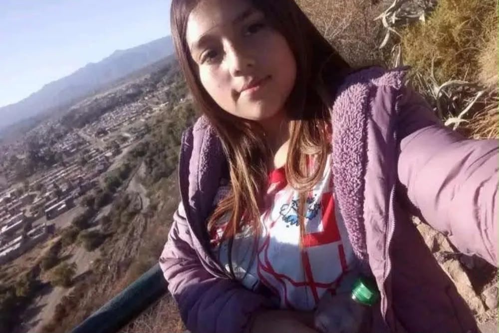 lopresti_lh's tweet photo. 🚨 AYUDANOS A ENCONTRAR A AGUSTINA AILÉN LERA

Se solicita la colaboración de toda la comunidad para dar con el paradero de Agustina Ailén Lera, de 16 años, quien fue vista por última vez el pasado 31 de mayo al retirarse de su domicilio en el Barrio Santa Teresita, de Las Heras.

Agustina es de contextura delgada, mide aproximadamente 1,50 metros, tiene tez morena con pecas, ojos marrones y cabello largo oscuro con un sector teñido de gris en la parte frontal.

Al momento de ser vista vestía zapatillas blancas marca Adidas, pantalón negro y campera de la misma marca.

Si tenés información que pueda ayudar a encontrarla o conocés datos sobre su paradero, comunicate de manera urgente al 911.

Pedimos a todos los vecinos compartir esta publicación para ampliar su búsqueda.

Acompañamos a su familia y solicitamos la colaboración de toda la comunidad para encontrarla lo antes posible.