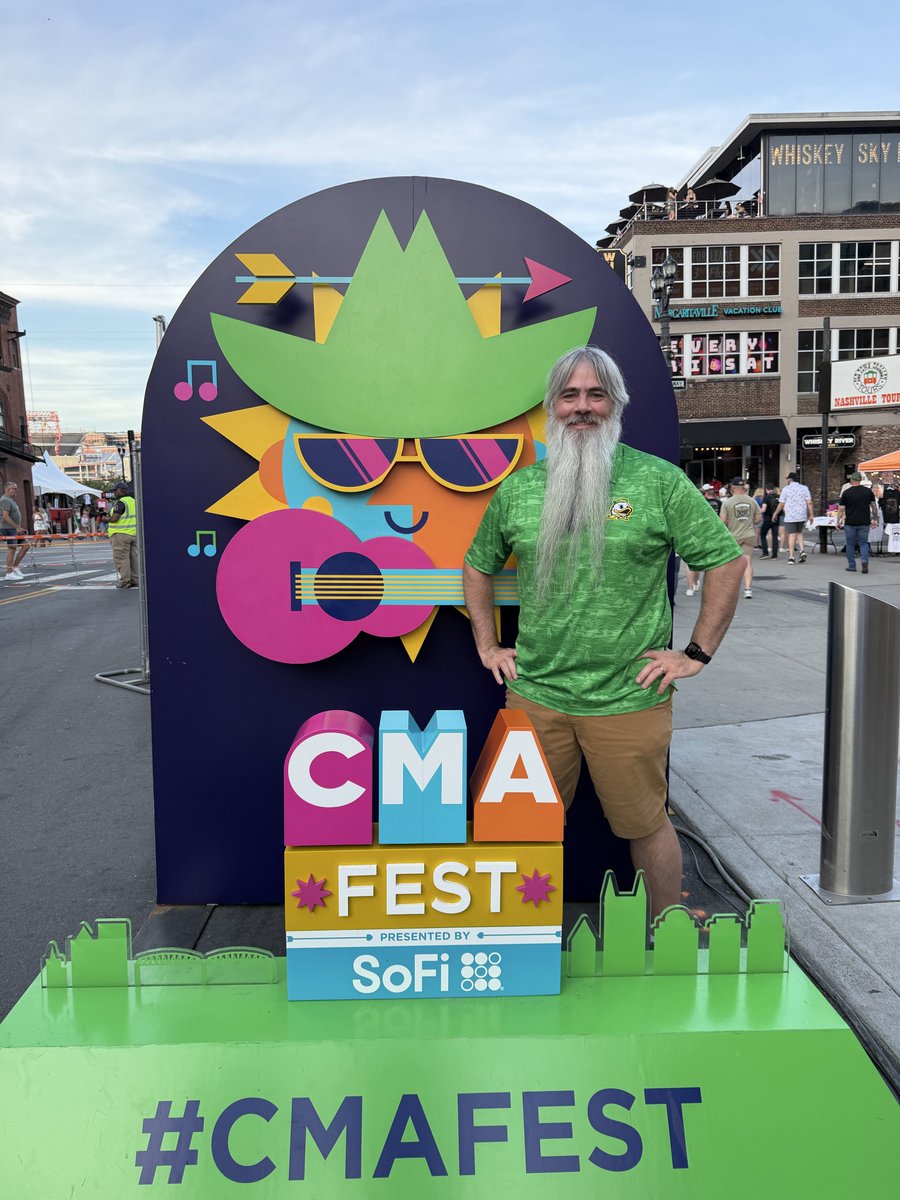 fusconed's tweet photo. I’m a sucker for free fun but ain’t no daggum way I’m waiting in. 12 hour line for Spotify house. Life is too short. #nashville #CMAFest https://t.co/wjuHPOqh5z