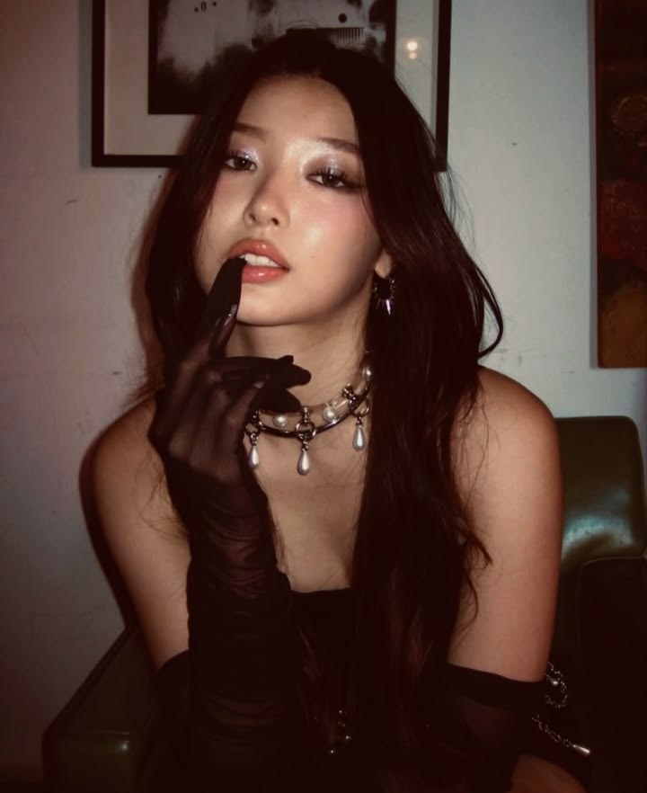 Lauxss_7's tweet photo. 𝄞⨾✮˚.⋆Good Luck, Babe! ♪ ༘⋆
#shortAu #meichae
𝘖nde durante seu processo de descobrimento bi, Megan Meiyok— uma grande atriz— assume um homem na sua rede social mas não sabia do efeito borboleta que isso iria causar.
𝘖u onde Yoonchae Jeung –uma renomada cantora ++ https://t.co/gDDQeKpi9E