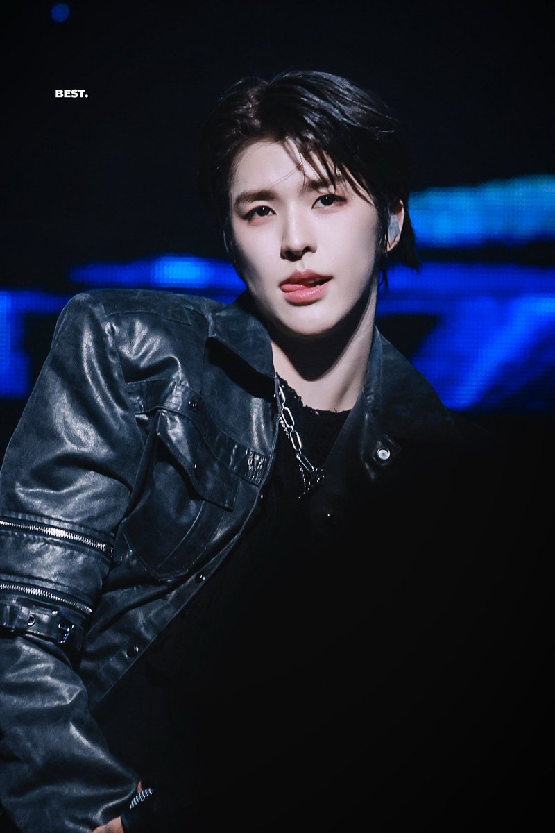 SMTR_SONGHA's tweet photo. 🖤🤟
#송하 #SONGHA #ソンハ #SMTR25 #SMNBG #SMTRAINEES https://t.co/oeR7qn4rUe
