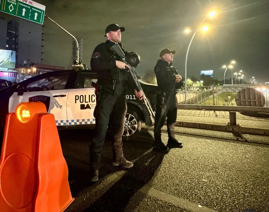 gonziver's tweet photo. El @gcba puso en marcha la denominada "Operación Muro", un despliegue policial simultáneo que controló los accesos vehiculares y peatonales en el límite con el conurbano bonaerense.
Las claves del operativo:
Zona de cobertura: 24 kilómetros de frontera a lo largo de la Avenida General Paz y los puentes sobre el Riachuelo.
Puntos de control: Se fiscalizaron 48 accesos vehiculares, 27 pasos peatonales y 16 puntos estratégicos en autopistas (Perito Moreno, Dellepiane y 9 de Julio).
El foco: Interceptación de motos con dos ocupantes, transporte público, vehículos de carga ligera y autos con vidrios polarizados sin habilitación.
El procedimiento comenzó a las 19:00 h y contó con efectivos de la Policía de la Ciudad, cuerpos motorizados, drones, helicópteros, la división de canes (K9) y agentes de Tránsito y Seguridad Comunal. Para la logística, el territorio se dividió en cuadrantes desde el Río de la Plata hasta el sur del mapa porteño, utilizando el soporte del sistema de cámaras del Anillo Digital.
Según las autoridades de CABA, este tipo de operativos sorpresa e intermitentes buscan endurecer los controles de seguridad en las vías de ingreso a la Capital.