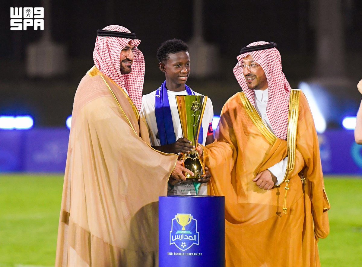 SPA_Spor's tweet photo. نائب وزير الرياضة يتوّج متوسطة أحد المسارحة بلقب نخبة دوري المدارس.
https://t.co/05VVKtwwSE
#واس https://t.co/RwV93cWTWH