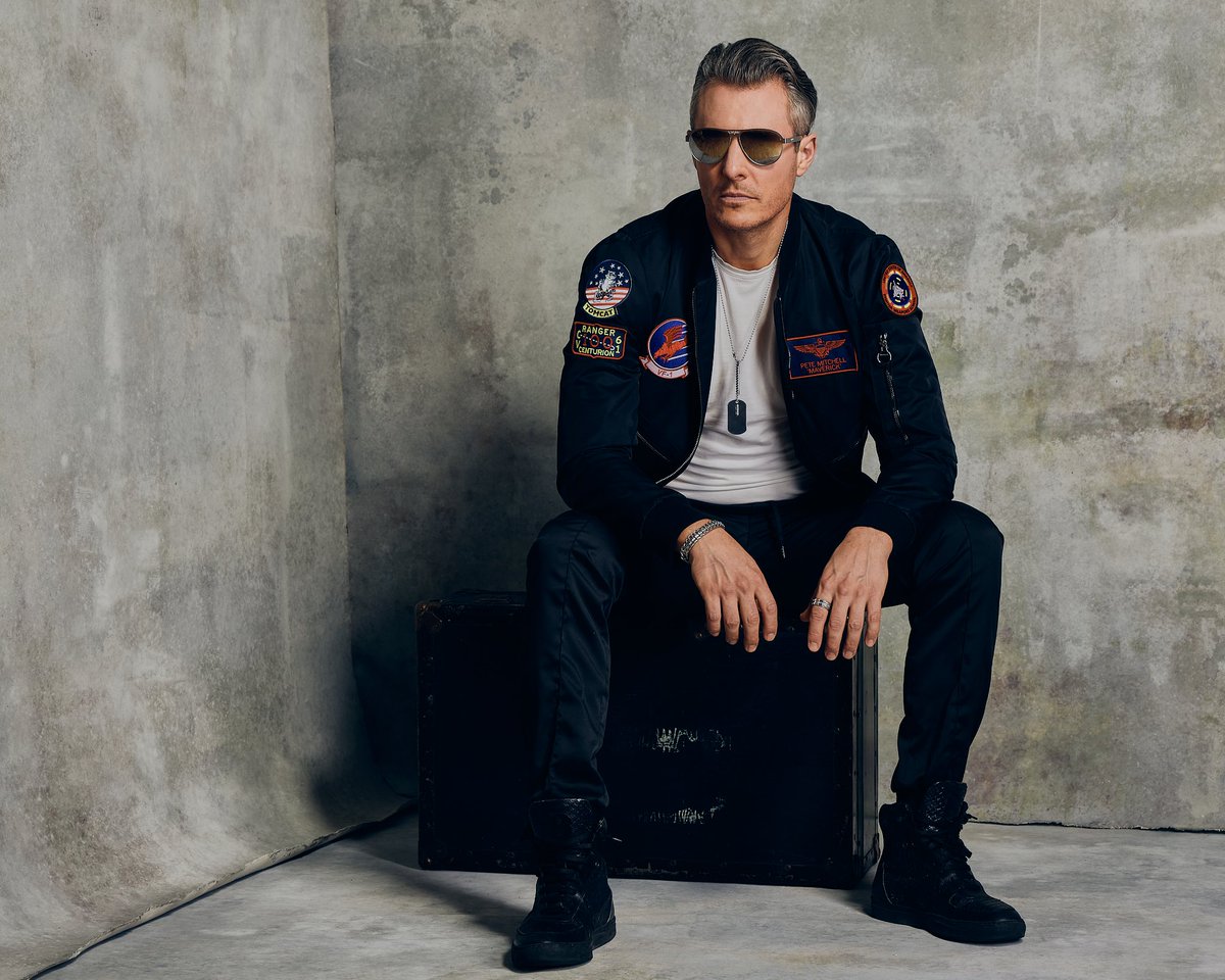 PAWELECphoto's tweet photo. #TBT to an awesome 2024 studio shoot with my team featuring Canadian fashion designer @CBatesOfficial rocking his #TopGun collection.

Aviators ✔️
Attitude ✔️
Great team ✔️

Still one of my favourite shoots! 🤙

#ChristopherBates #Menswear #FashionPhotography https://t.co/u0qTMA0P45