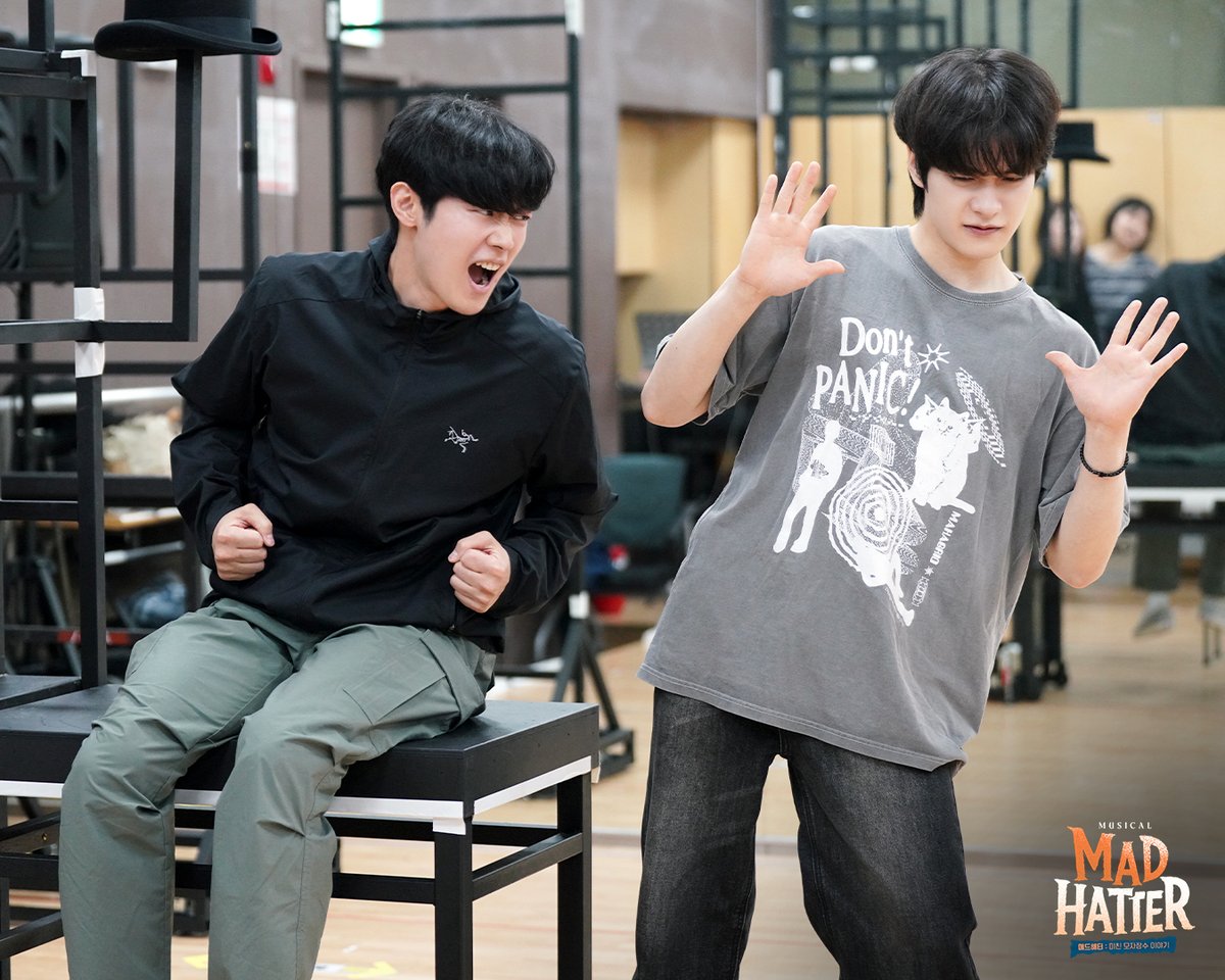HONGcompany's tweet photo. #뮤지컬 #매드해터

🎩 연습실 현장 스케치 4

개막을 앞둔 뮤지컬 <매드해터>의
막바지 연습 현장 공개!

노아 | 조환지 곽민수 홍기범
조슬린 | 박영수 조성윤 송유택
-
2026.6.9-8.30
TOM 1관 https://t.co/xx9999gKUM