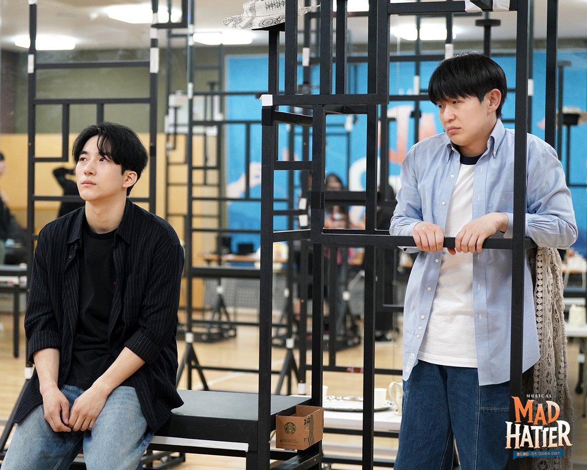 HONGcompany's tweet photo. #뮤지컬 #매드해터

🎩 연습실 현장 스케치 4

개막을 앞둔 뮤지컬 <매드해터>의
막바지 연습 현장 공개!

노아 | 조환지 곽민수 홍기범
조슬린 | 박영수 조성윤 송유택
-
2026.6.9-8.30
TOM 1관 https://t.co/xx9999gKUM