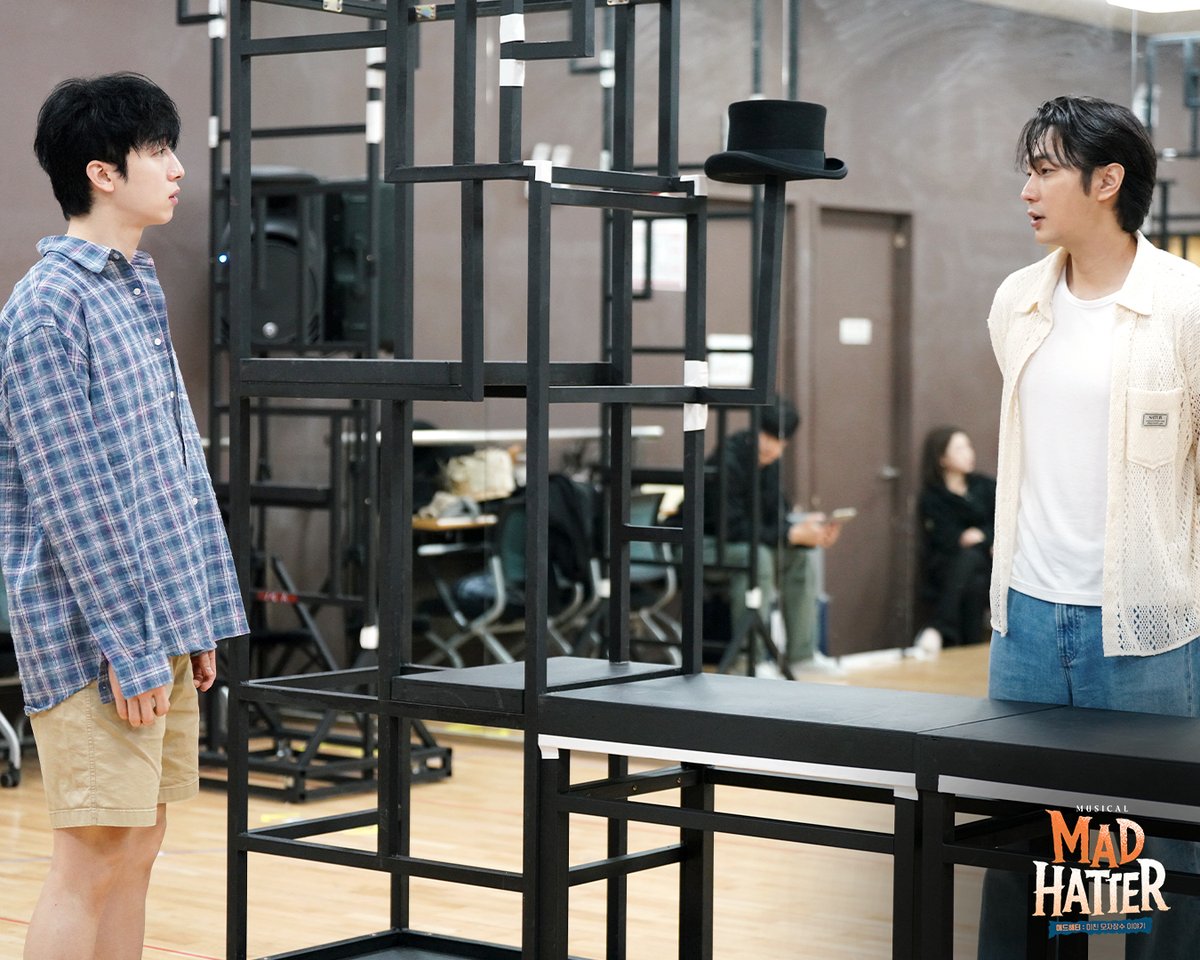 HONGcompany's tweet photo. #뮤지컬 #매드해터

🎩 연습실 현장 스케치 4

개막을 앞둔 뮤지컬 <매드해터>의
막바지 연습 현장 공개!

노아 | 조환지 곽민수 홍기범
조슬린 | 박영수 조성윤 송유택
-
2026.6.9-8.30
TOM 1관 https://t.co/xx9999gKUM