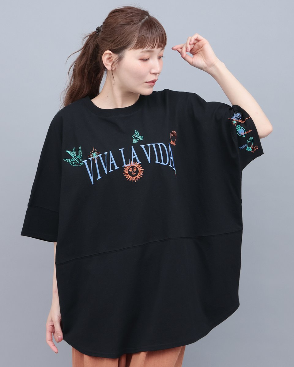TITICACA_'s tweet photo. ミラグロをモチーフにしたさまざまな刺繍を、フロントと袖口に贅沢に施した一枚。
ゆったりとしたドルマンシルエットと、お尻が隠れるチュニック丈でリラックス感のある着心地に仕上げました♪

PSJCB069
ミラグロ刺繍チュニックTシャツ
￥4,840(税込)
https://t.co/j4eTL1G8Hl https://t.co/ffrzfQoq9n