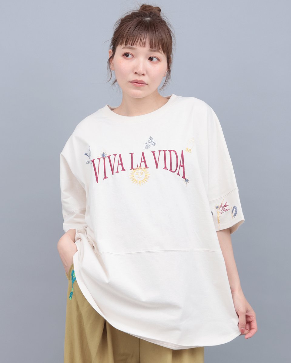 TITICACA_'s tweet photo. ミラグロをモチーフにしたさまざまな刺繍を、フロントと袖口に贅沢に施した一枚。
ゆったりとしたドルマンシルエットと、お尻が隠れるチュニック丈でリラックス感のある着心地に仕上げました♪

PSJCB069
ミラグロ刺繍チュニックTシャツ
￥4,840(税込)
https://t.co/j4eTL1G8Hl https://t.co/ffrzfQoq9n