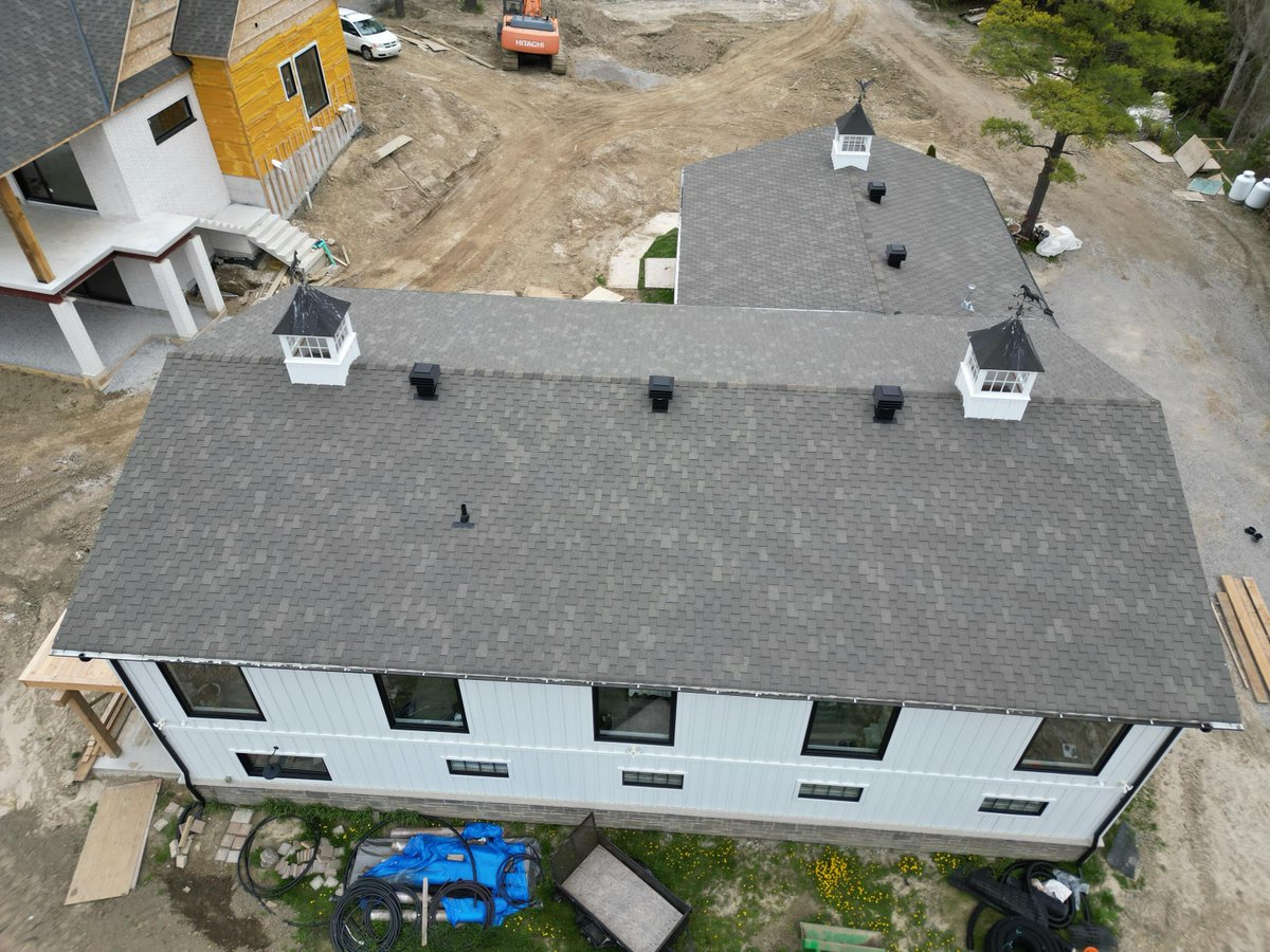 MalarkeyRoofing's tweet photo. Nestled in the woods and built to perfection.🌲

This beautiful new build was wrapped up back in December by the team at Cairns Roofing Services Ltd.

They used our Windsor® Scotchgard™ shingles in Weathered Wood, and the color choice couldn't be more perfect for that property. Incredible work, Cairns Roofing! 👏

#NewBuild @Amrize