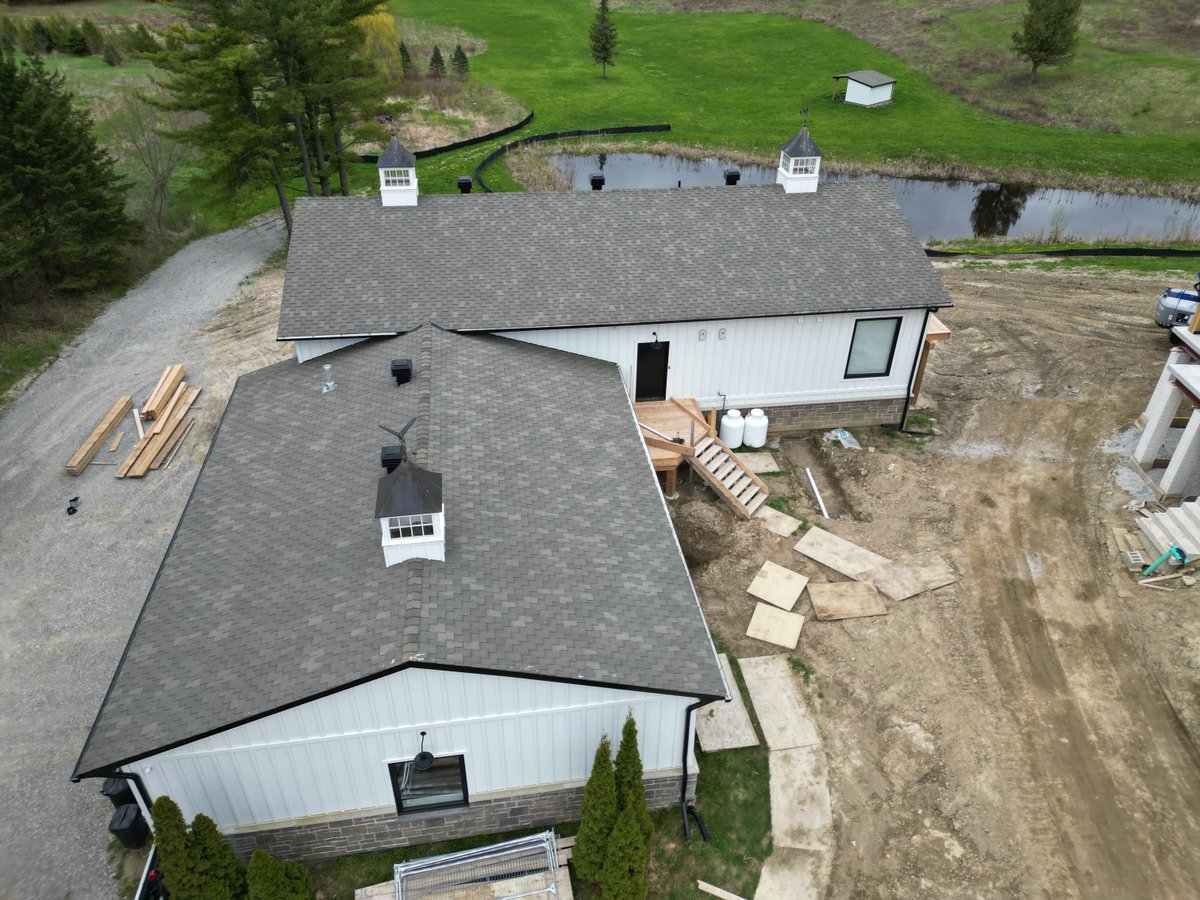 MalarkeyRoofing's tweet photo. Nestled in the woods and built to perfection.🌲

This beautiful new build was wrapped up back in December by the team at Cairns Roofing Services Ltd.

They used our Windsor® Scotchgard™ shingles in Weathered Wood, and the color choice couldn't be more perfect for that property. Incredible work, Cairns Roofing! 👏

#NewBuild @Amrize