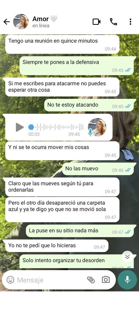 buscandoazule's tweet photo. y como cualquier matrimonio, estos dos también tienen sus peleas de pareja por cosas tontas que les hacen perder la paciencia; parece que néstor aún no aprende que hacer enojar a su mujer es bastante fácil, pero contentarla no tanto 👩🏼‍🤝‍👨🏻📱✉️😒 https://t.co/dBGSASHUFV