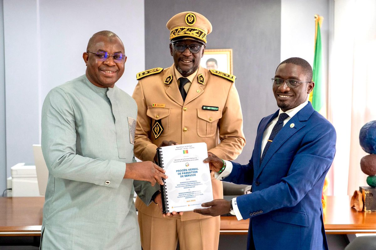 FpubliqueSn's tweet photo. Passation de service : Monsieur Olivier BOUCAL passe le témoin à Monsieur Mamadou Lamine DIANTE

https://t.co/dmaGSdVF3b https://t.co/8ZOLLGYly2