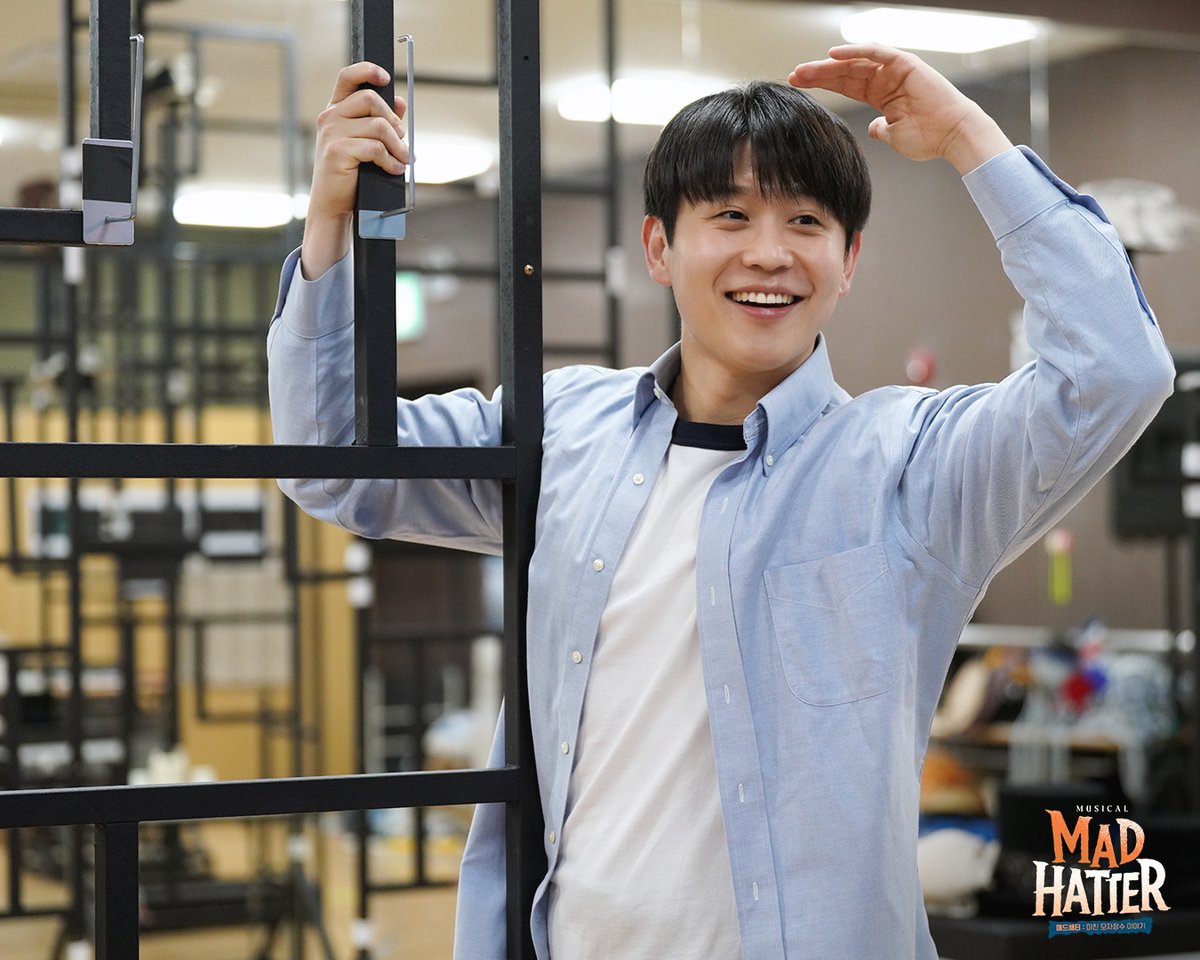 HONGcompany's tweet photo. #뮤지컬 #매드해터

🎩 연습실 현장 스케치 3

개막을 앞둔 뮤지컬 <매드해터>의
막바지 연습 현장 공개!

조슬린 | 박영수 조성윤 서동진 송유택
-
2026.6.9-8.30
TOM 1관 https://t.co/e7MZgtmwuw
