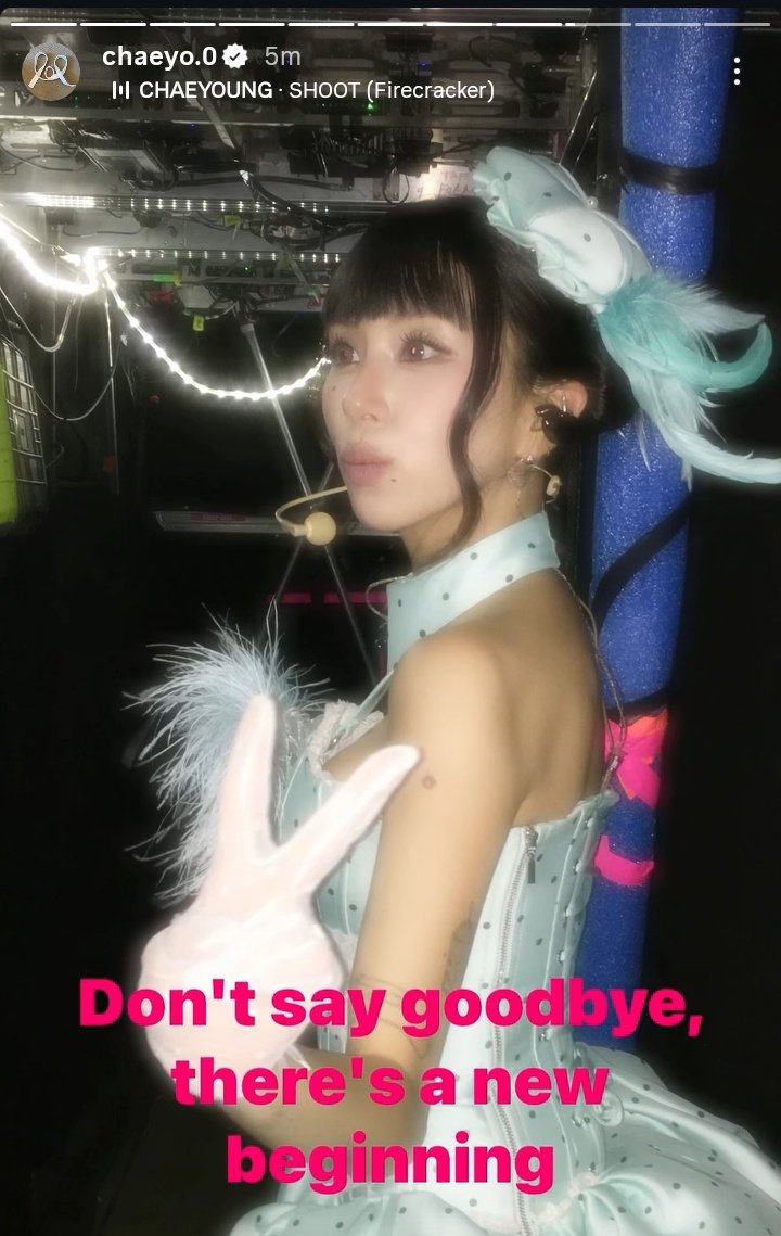 OT_9WICE's tweet photo. Chaeyoung subiendo la parte de SHOOT: "No digas adiós, hay un nuevo comienzo"

Y las TWICE haciendo la pose E de End por el final del tour, como quieren que superemos que termino si ellas no cooperan 🤧😭 https://t.co/dD3Bk2vjE8