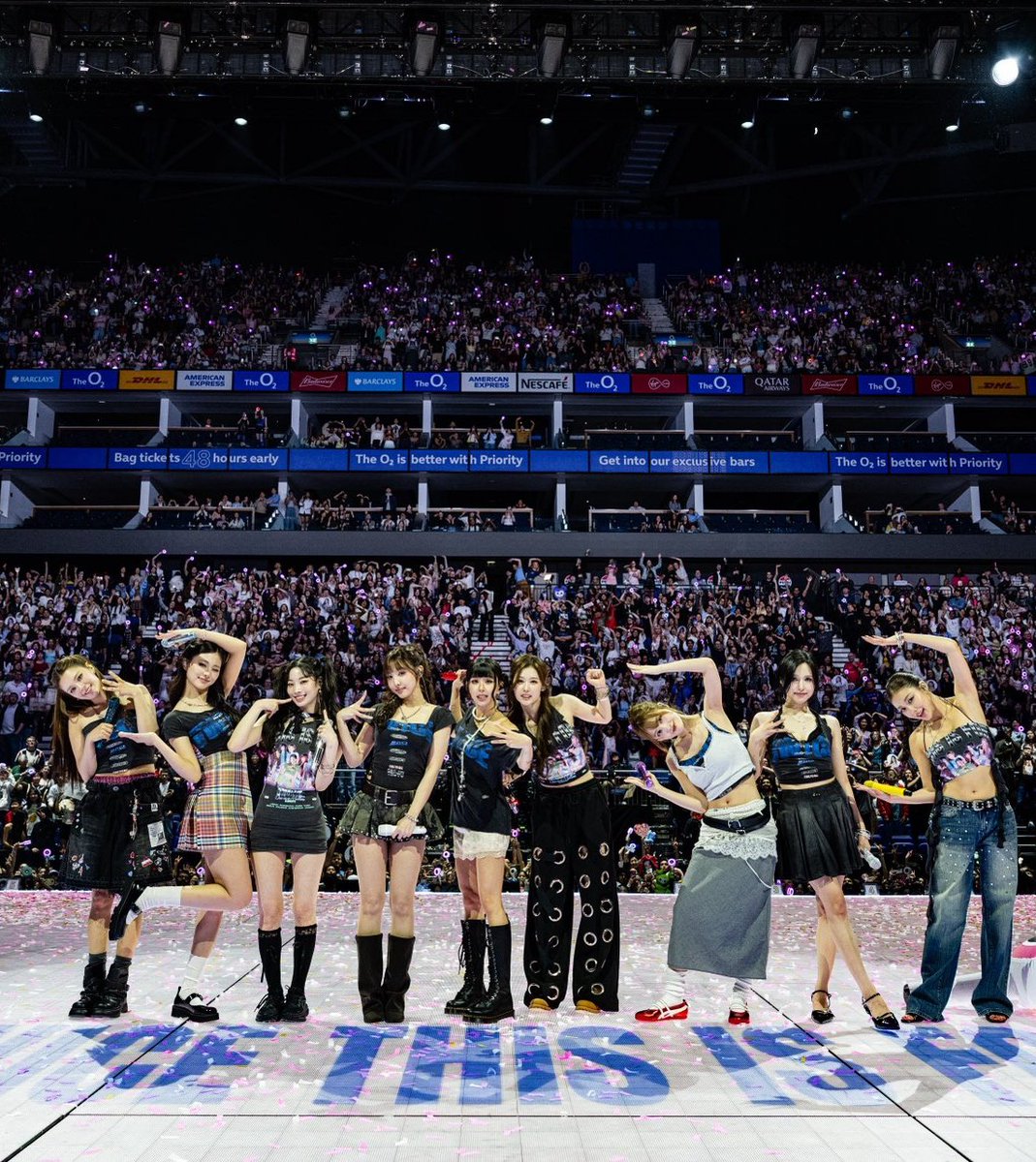 OT_9WICE's tweet photo. Chaeyoung subiendo la parte de SHOOT: "No digas adiós, hay un nuevo comienzo"

Y las TWICE haciendo la pose E de End por el final del tour, como quieren que superemos que termino si ellas no cooperan 🤧😭 https://t.co/dD3Bk2vjE8
