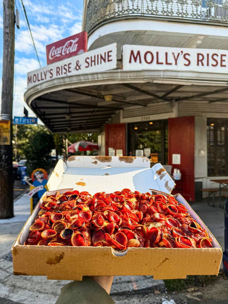 MagazineStreet's tweet photo. Plot twist. 🍕
Most know Michelin-recommended Molly's Rise and Shine for breakfast. Fewer know once a week, they're one of #MagazineStreet's most unique pizza spots. 😋

Fridays ONLY—100% sourdough Detroit-style slices feat classic pepperoni + a creative new special each week. 🔥 https://t.co/fvJ1tg6QDy