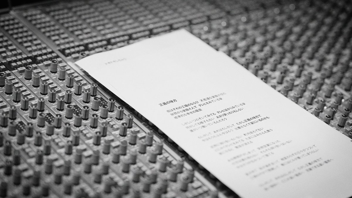VictorMusic's tweet photo. スガ シカオ

来年2月のデビュー30周年に向け、
記念アルバム『BEST SESSIONS!』7月15日に発売決定！

ライブメンバー“The Family Sugar”と初期名曲13曲をスタジオでセッション録音した、臨場感あふれる“今”の魅力を収録✨

CDはビクターオンラインストア及びライブ会場でのみ販売！初回限定盤には【チケットホルダーにもなる！30周年ロゴ入りマルチパスケース】がつきます。
数量限定につき、お早めにご予約ください！

🛒ご予約はこちらから！
https://t.co/7VvXDnkkEB