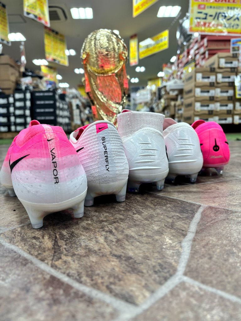 futaba_SW's tweet photo. #ナイキ フットボール、
NEWモデル公開！

"4年に1度 サッカーの祭典"を
サッカースパイクから後押し。

✅ #マーキュリアル 
✅ #ファントム 
✅ #ティエンポ 

一部モデルを除き、
本日販売スタート。

ELITEモデルは、どれも
足数限定展開。

お早めに、お見逃しなく。

#フタバサッカーワールド https://t.co/oO8GQVBEUH