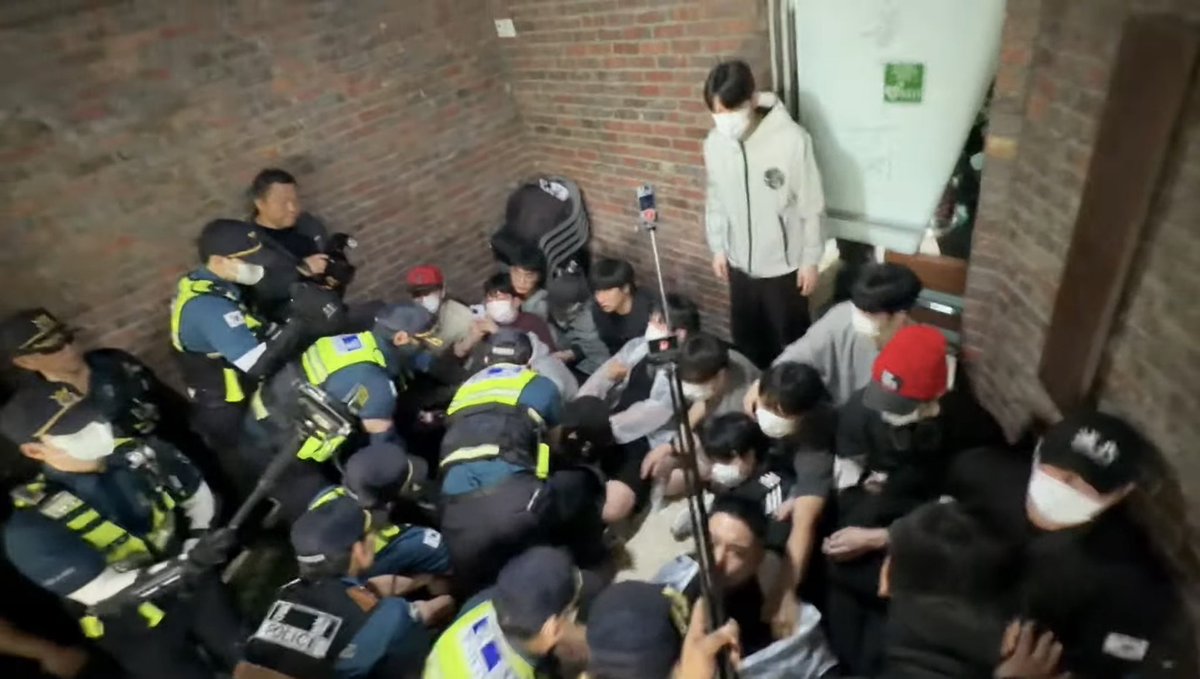 MAGAnMKGA's tweet photo. South Korea has become another Hong Kong. People are being dragged away and detained as if warrants no longer matter. Police officers, many with their faces covered, are carrying citizens away one by one, lifting their arms and legs.

We ask: “Why are those of us seeking to investigate irregularities in our elections being removed? Why are citizens in a free democracy not allowed to participate in a fair and legitimate electoral process?”

The judicial, executive, and legislative institutions of South Korea have all collapsed. “The Republic of Korea is beginning to resemble a one-party authoritarian state.”

Please, Please help us

@realDonaldTrump 
@SecWar 
@SecScottBessent 
@SecRubio 
@GordonGChang @DrTaraO @DrFrankModels @MorseHTan @bmarcois @ColonelRETJohn2 @MichelleSteelCA @Honesttruthman @INDOPACOM @FredFleitz @WhiteHouse @realMikeLindell @USEmbassySeoul @TheSCIF @MAGAGuardian @MAGAVoice