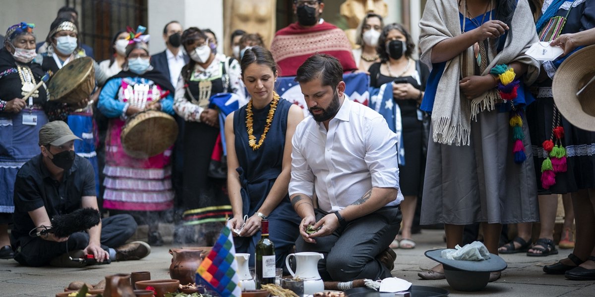 Gorderizador's tweet photo. 🔴El Presidente Kast recibe una bendición Diaguita en Copiapó: esto de verdad es escuchar a los pueblos originarios de Chile, el otro solo hacía show comunicacional https://t.co/d9wCLQSFlG