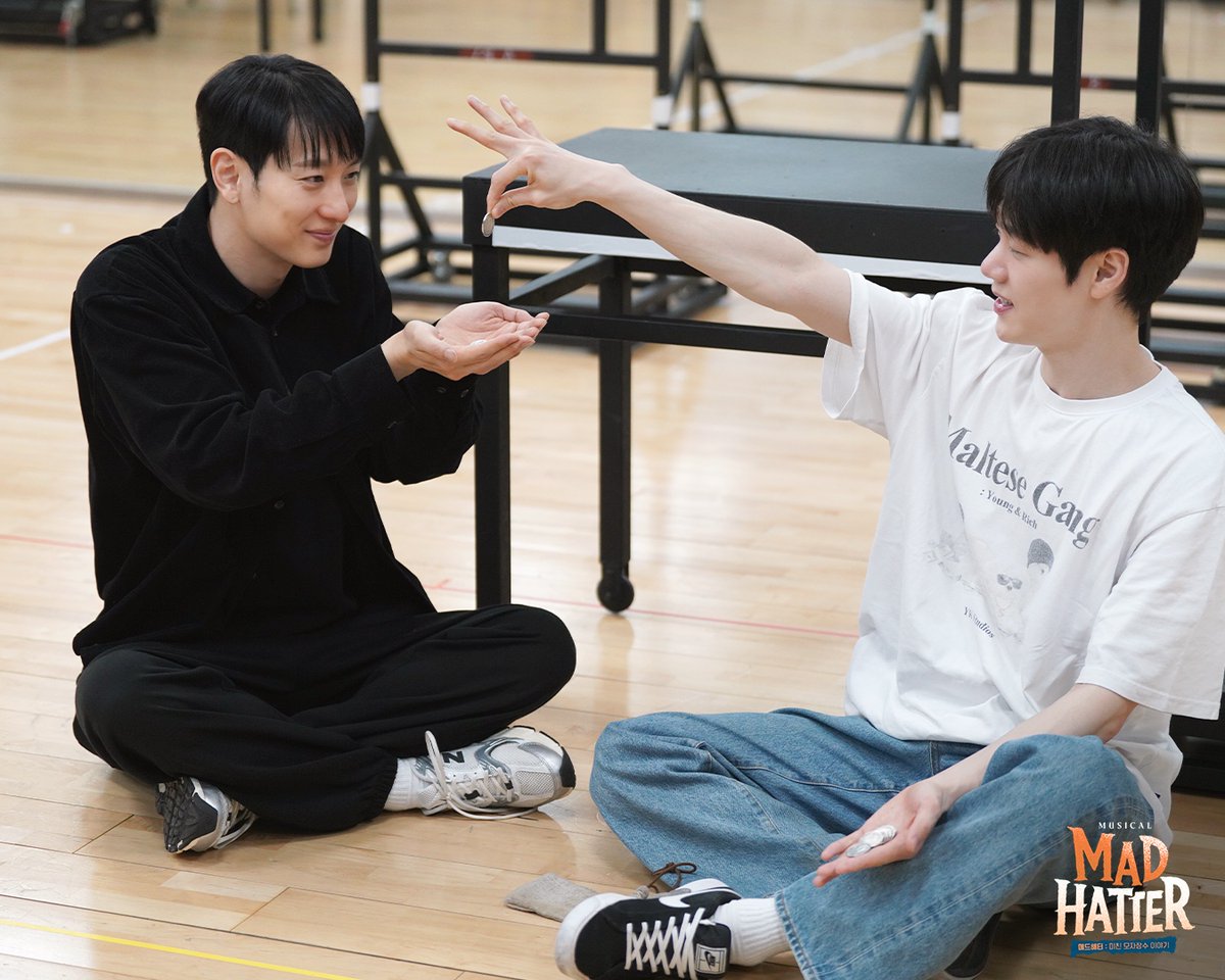 HONGcompany's tweet photo. #뮤지컬 #매드해터

🎩 연습실 현장 스케치 5

개막을 앞둔 뮤지컬 <매드해터>의
막바지 연습 현장 공개!

노아 | 이한솔 이봉준
조슬린 | 조성윤 서동진
-
2026.6.9-8.30
TOM 1관 https://t.co/tSBuLy4VX2