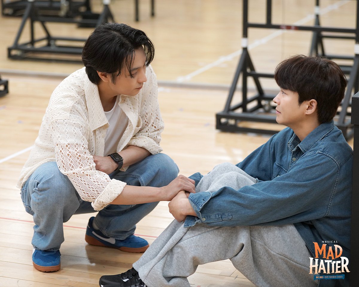 HONGcompany's tweet photo. #뮤지컬 #매드해터

🎩 연습실 현장 스케치 5

개막을 앞둔 뮤지컬 <매드해터>의
막바지 연습 현장 공개!

노아 | 이한솔 이봉준
조슬린 | 조성윤 서동진
-
2026.6.9-8.30
TOM 1관 https://t.co/tSBuLy4VX2