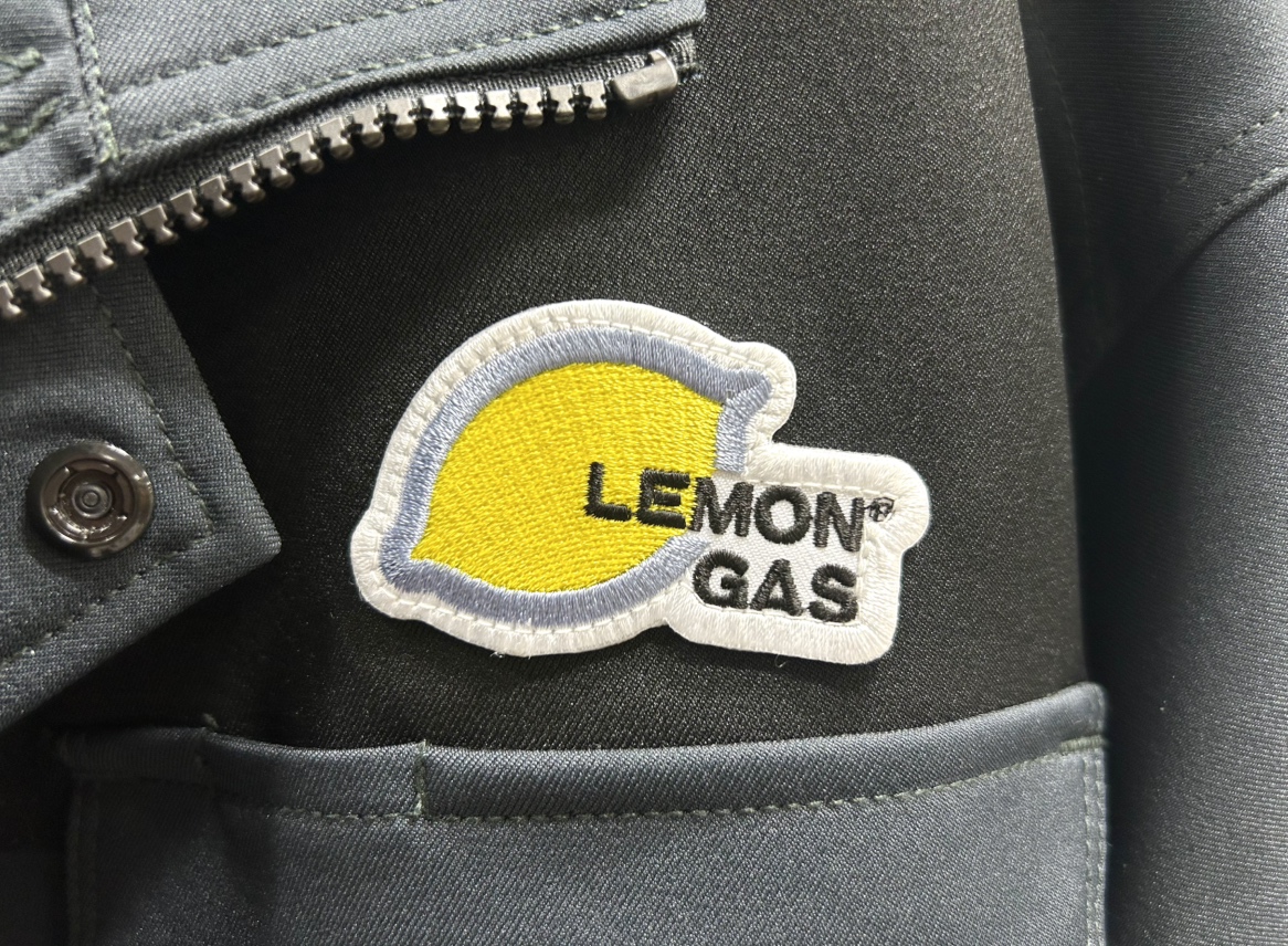 LEMONGAS_PR's tweet photo. おはレモン！🍋
今日6月5日は #ロゴマークの日 ですぅ✨

レモンガスの制服には、
ロゴマークが"刺繍"で入っているんです🧵✨
よく見ると糸の立体感があってかわいいんですよ〜🍋💛

このロゴを胸に、
地域のみなさまの暮らしをそっと支えます🍋
今日も安心・安全な一日になりますように！ https://t.co/BdgFlp2iSv