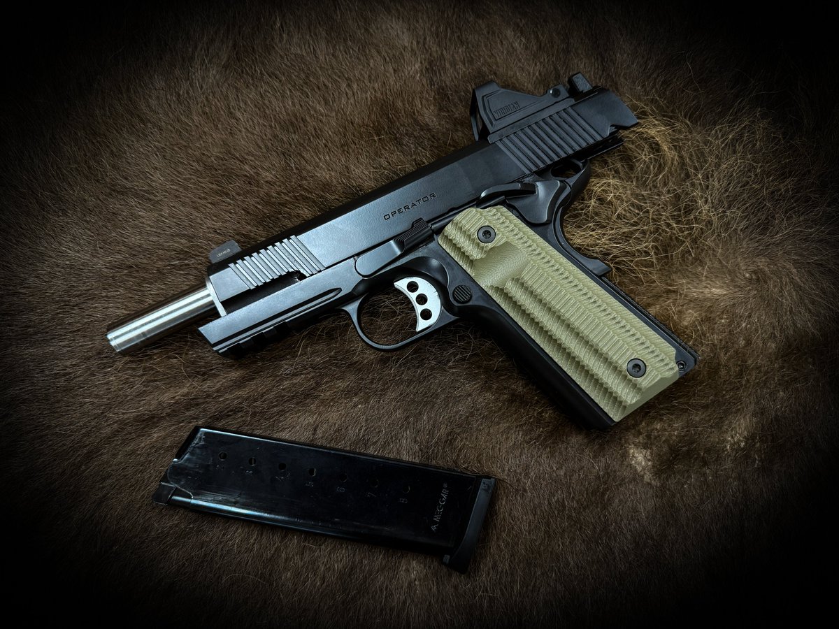 LTArms1's tweet photo. @springfieldarmoryinc Operator in .45 ACP - It has the classic vibes with modern aesthetics. Best of both worlds. #1911 #springfield #45acp #1911fanatics #operator https://t.co/UDdKPhS0rC