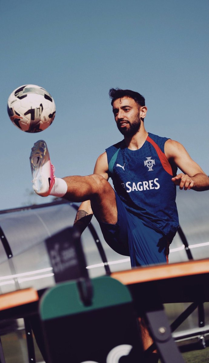 Anyimanutd's tweet photo. 🚨Bruno Fernandes in training with Portugal! 🇵🇹
#MUFC https://t.co/Z3QakVtldf
