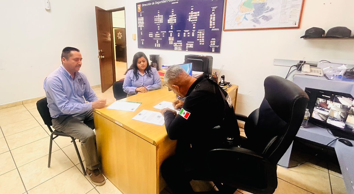 CEDHSinaloa's tweet photo. 📌 Personal de la #CEDHSinaloa  sostuvo plática con el director de Seguridad Ciudadana y Movilidad Sustentable para llevar a cabo capacitaciones con elementos a su cargo en el municipio de Salvador Alvarado. https://t.co/xf0njsS9uc