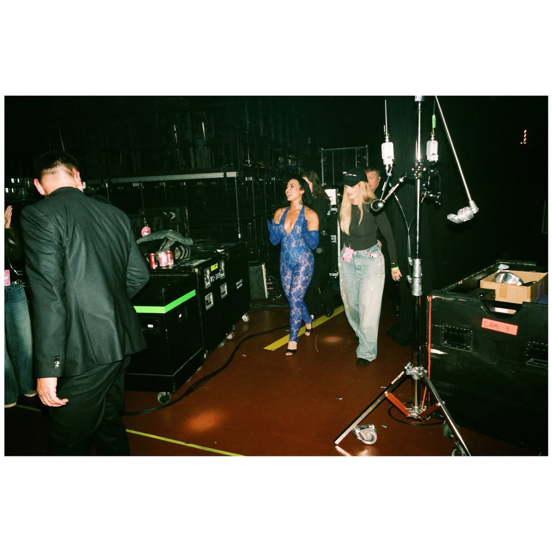demilovatobr's tweet photo. Novas fotos de Demi Lovato nos bastidores da “It’s Not That Deep Tour”. 🩷 https://t.co/gR1tfP8S7H