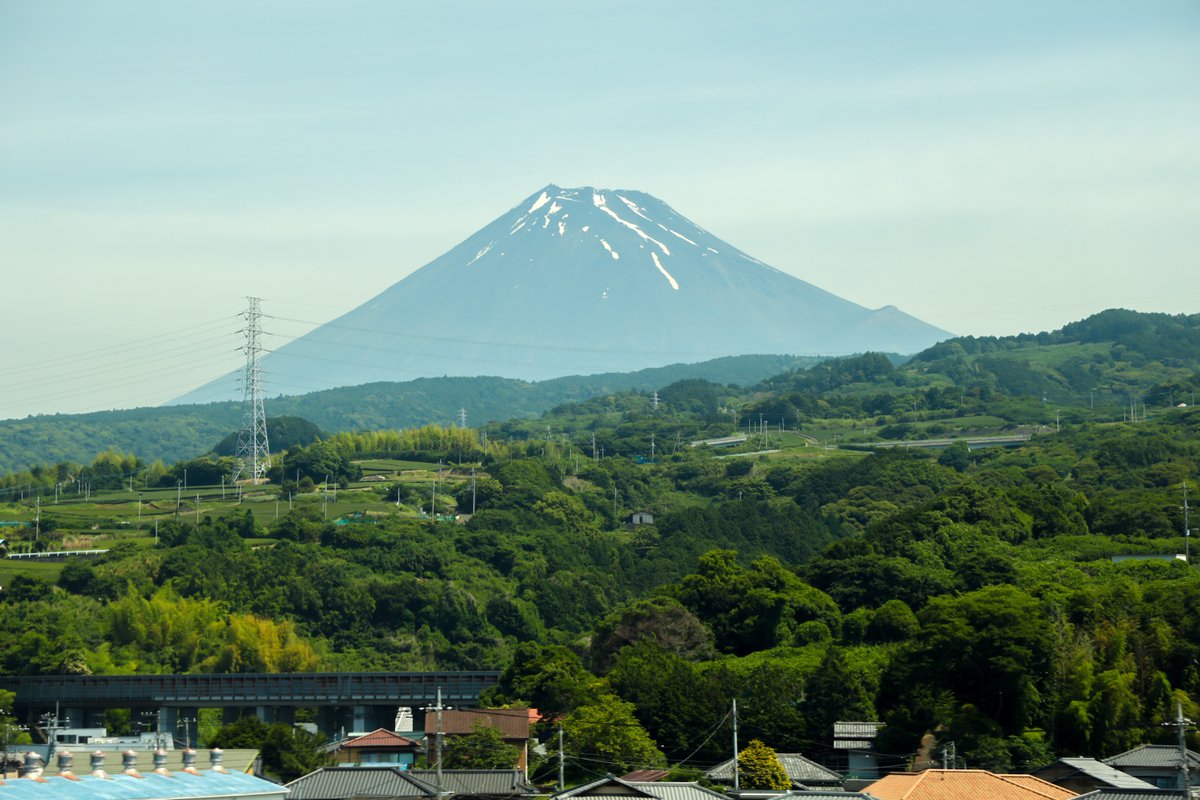 teracollo's tweet photo. おはようございます、テラコロです🦐

つい先日の新幹線窓から見た富士山🗻
まだ、ほんのり雪が残っているんですね
今日も一日よろしくお願いします✨

#卒業アルバム
#写真好きと繋がりたい
#企業公式相互フォロー
#企業公式夏のフォロー祭り https://t.co/dgslmikWRY