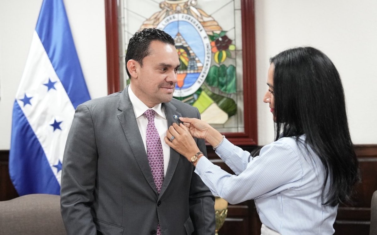 TommyZambranoM's tweet photo. Contento de reunirme con representantes del Colegio de Arquitectos de Honduras, un espacio de diálogo donde escuchamos sus planteamientos, propuestas y visión para contribuir al desarrollo ordenado y sostenible de nuestro país.

Seguimos construyendo consensos y fortaleciendo la comunicación con los distintos sectores profesionales de Honduras, porque el trabajo conjunto es clave para impulsar mejores oportunidades y una mejor calidad de vida para todos. 🇭🇳