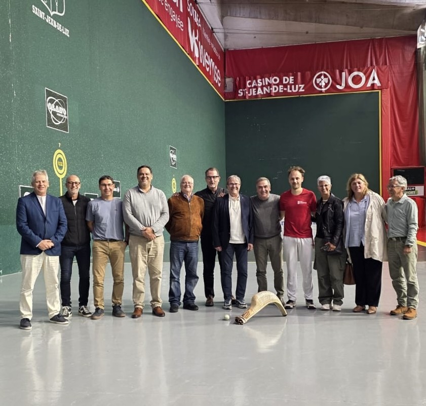 IntColonia's tweet photo. La delegación del Gobierno Departamental de Colonia visitó la ciudad de Biarritz, invitada por el Presidente de la Federación Internacional de Pelota Vasca (FIPV), Xavier Cazaubon. Ver más en https://t.co/6tTctkpKzc
#intrndenciadecolonia https://t.co/Igs13EDers