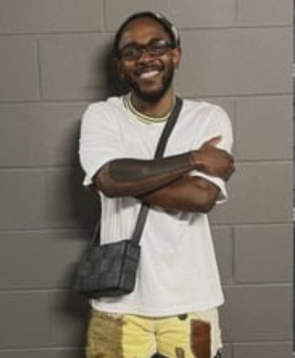 Based_HQ's tweet photo. @JPmr_32 @Genius Why are you so tender? It's okay if your goat doesn't feed his fans enough music. His work ethic isn't on par with the #1 guy. If he works harder, he'll get there eventually!

If he actually fed his starving community, yall wouldn't be swarming every positive Drake post 🫵😂 https://t.co/cmGeKZ33gr