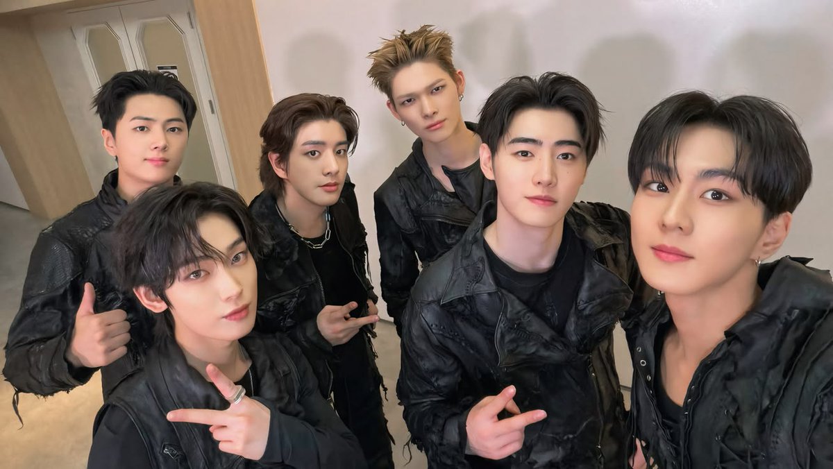 HYBE_Chart's tweet photo. HYBE artists with the most followers on Instagram !

#1 @bts_bighit : 80.3 M
#2 @ENHYPEN : 21.9 M
#3 @TXT_bighit : 18.2 M
#4 @pledis_17 : 16.1 M
#5 @cortis_bighit : 12.6 M
#6 @NewJeans_ADOR : 11.9 M
#7 @le_sserafim : 10.5 M
#8 @katseyeworld : 8.7 M
#9 @ILLIT_official : 6.8 M https://t.co/wGzv1GrdBE