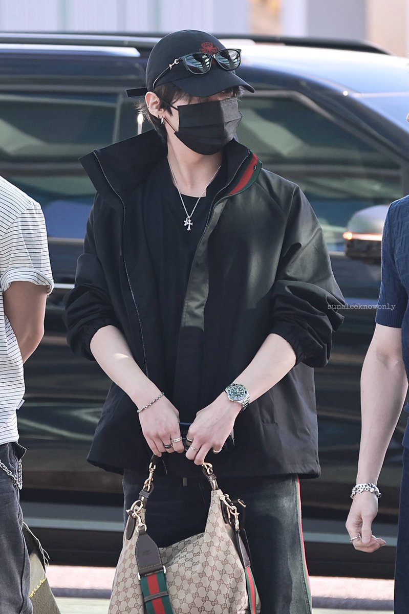 LeeKnowBrazil's tweet photo. #MIDIA • Lee Know no Aeroporto ✈️

Qual marca ele representa mesmo?? Lee Know vestido em GUCCI dos pés a cabeça hoje! 🔥

#LeeKnow #리노 #リノ@Stray_Kids 🐋

→ Cr. sunaleeknowonly https://t.co/0VT5AOsS86