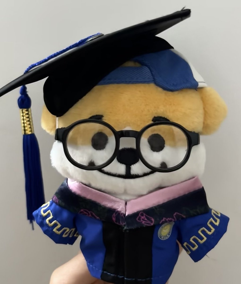 bundJakeSim's tweet photo. congraduation jakeyy 🤣🤣🤣🤏 https://t.co/K19L0YRfJG