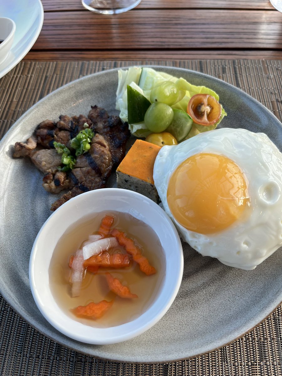 mutta0605's tweet photo. mia saigon2日目朝ご飯☀️
ビュッフェとオーダーで何度も好きな物頼めます。
今日は牛肉のフォーとコムタム（目玉焼き乗せスペアリブご飯）をそれぞれハーフサイズで🍴
甘いパンも美味しそう🥐 https://t.co/cVveE5bPD3