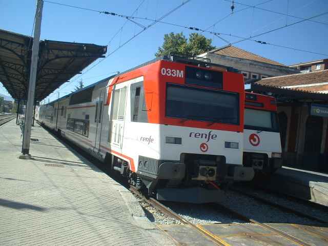 miguelbustosnet's tweet photo. Acabo de encontrar estas fotos que son prácticamente imposibles de repetir, salvo que quiera tirar a la basura muuuuuuuucho dinero.

Estación de Segovia, 1 de agosto de 2005. https://t.co/oJ2twFIL2Y