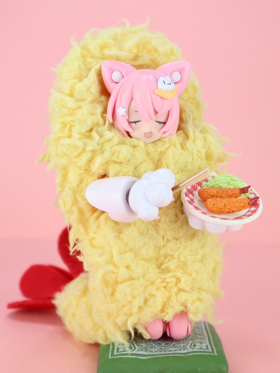 valva3k's tweet photo. 6月5日は『落語の日』！

🐱マオが「エビフライこわい」というと おもしろがったみなからエビフライをおくられ、まんまとエビフライをせしめたマオはつぎにこういったのです「タルタルこわい」と🍤 https://t.co/hDck2tdsDD